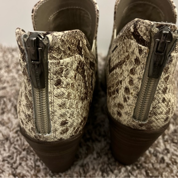 Vince Camuto snake booties size 7.5 - Picture 4 of 6